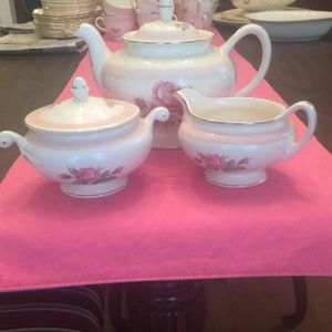 Teapot sugar and creamer. Vintage from 40’s-50’s.